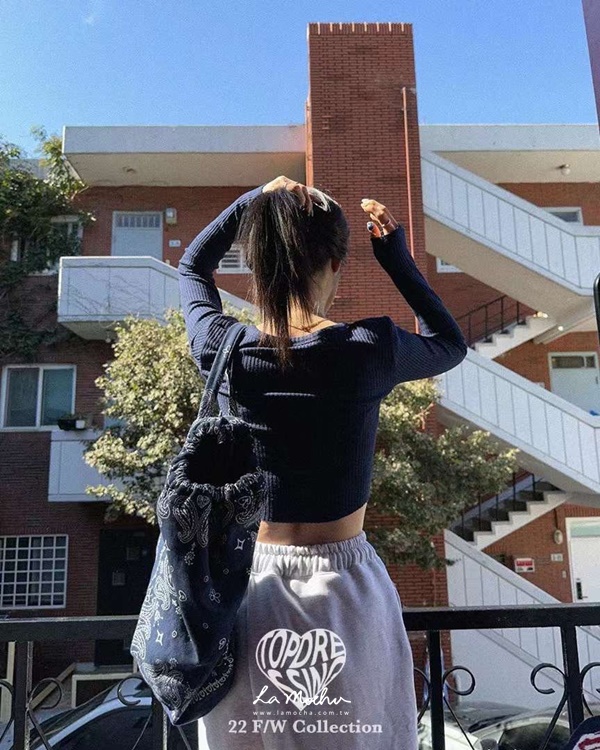 激瘦爆性感坑條上衣